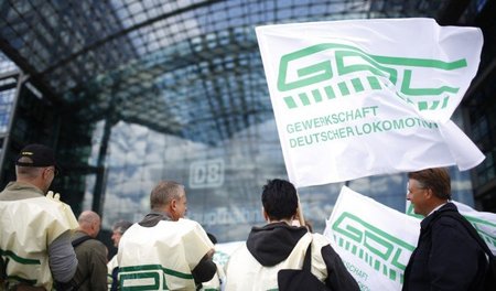 Kampfstarke Nicht-DGB-Gewerkschaft: GDL-Mitglieder während einer...