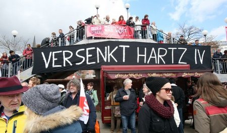 Trotz Lobgesängen der Medien und Zufriedenheit des Kapitals ents... Trotz Lobgesängen der Medien und Zufriedenheit des Kapitals ents...