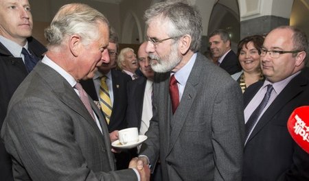 Verbrüderung mit dem Feind? – Gerry Adams traf am Dienstag den b...