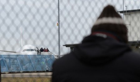 Sammelabschiebung per Flugzeug: Abgelehnte Asylbewerber am Baden...