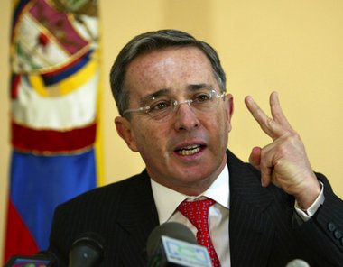 Vom G-8-Gipfel symbolisch unterstützt: Präsident Uribe Vom G-8-Gipfel symbolisch unterstützt: Präsident Uribe