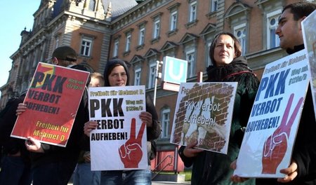 Unterstützerinnen des Angeklagten forderten am Mittwoch vor dem ...