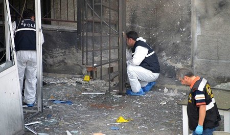 Spurensuche vor dem HDP-Büro in Mersin am 18. Mai 2015