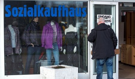 Shoppen für Arme: Wer seine Bedürftigkeit nachweisen kann, darf ...
