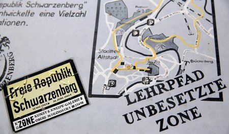 Ein Wegweiser des Lehrpfades über die »unbesetzte Zone« hängt am... Ein Wegweiser des Lehrpfades über die »unbesetzte Zone« hängt am...