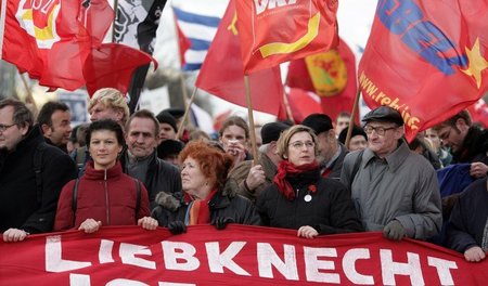 Teilnehmer der Demonstration zum Gedenken an Karl Liebknecht und... Teilnehmer der Demonstration zum Gedenken an Karl Liebknecht und...