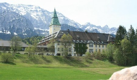 Schloss Elmau – idylisch gelegen hinter meterhohen Zäunen