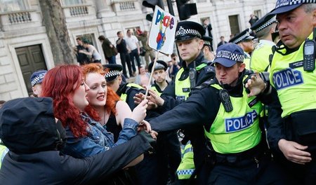 Protest gegen die Regierung: Demonstranten im Handgemenge mit de... Protest gegen die Regierung: Demonstranten im Handgemenge mit de...