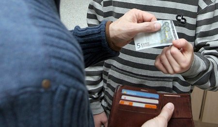 Geld fürs Kino oder fürs Schwimmbad? In Familien, die von Hartz ... Geld fürs Kino oder fürs Schwimmbad? In Familien, die von Hartz ...
