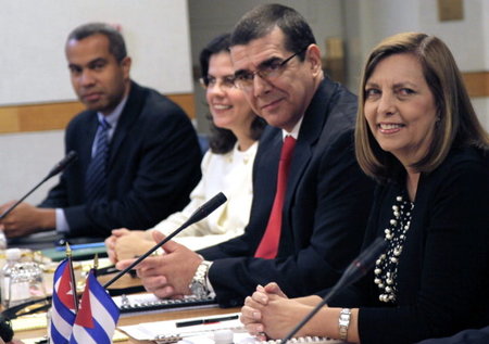 Lächeln für die Kameras: Die kubanische Delegation in Washington...