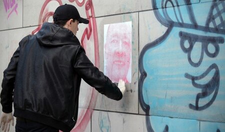 Geklebt: Cirio mit einem Porträt des ehemaligen NSA-Direktors Ke...