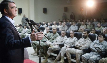 US-Verteidigungsminister Carter bei amerikanischen Truppen in Ku...