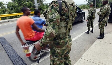 An der Grenze der Provinz Cauca standen Soldaten am Freitag nach...
