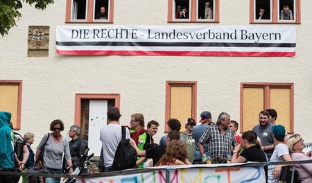 Ökumenischer Protestgottesdienst vor der Zentrale der Neonazipar...