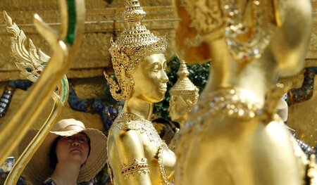 Thailand ist voller reichverzierter Statuen. Die geschliffenen E...