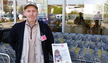 Die Verkäufer von Straßenmagazinen werden im Umgang mit Kunden g...