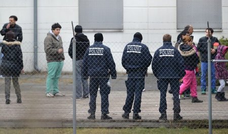 Abgelehnte Asylbewerber werden vom Flughafen Karlsruhe/Baden-Bad...