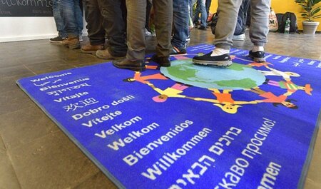 Leben in der Warteschlange: Asylsuchende im April 2015 bei der R...