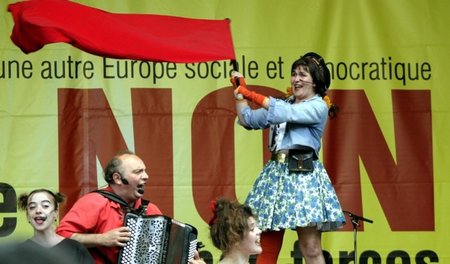 Mit dem linksradikalen Theater- und Bänkelsängerensemble Jolie M...
