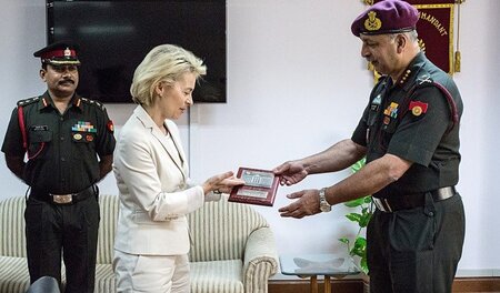 Kleines Geschenk für die Bundesverteidigungsministerin: Ursula v...