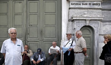 Griechische Renter warten in Athen auf die Auszahlung ihrer Alte...
