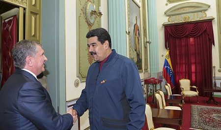 Rosneft-Chef Igor Setschin und Venezuelas Präsident Nicolás Madu...
