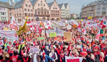 Die Erzieherinnen und Sozialarbeiter standen dicht gedrängt auf ...