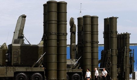 Russische Flugabwehrsysteme »S-300« (rechts) und »S-400«, aufgen...