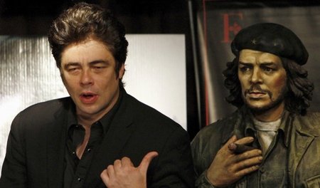 Benicio del Toro neben einer Statue Ernesto Che Guevaras in Buen...
