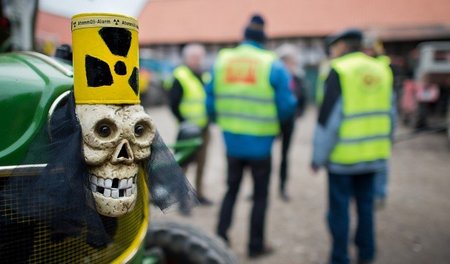 Mit einem Treckerkonvoi demonstrierten Endlagergegner im März in...