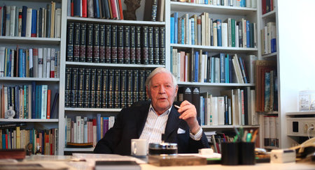 Helmut Schmidt in seinem Hamburger Büro