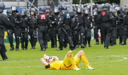 Verstärkt Jenny Elvers bald die Kickers Offenbach? Torhüter Dani... Verstärkt Jenny Elvers bald die Kickers Offenbach? Torhüter Dani...