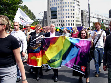 Das Foto zeigt Sabine Gilleßen (rechts hinter dem Transparent) a... Das Foto zeigt Sabine Gilleßen (rechts hinter dem Transparent) a...