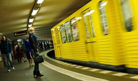Im Berliner Wahlkampf will Die Linke mit einem solidarischen Tic... Im Berliner Wahlkampf will Die Linke mit einem solidarischen Tic...