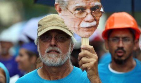 Protest in Puerto Rico: Ein Demonstrant mit dem Konterfei von Os...