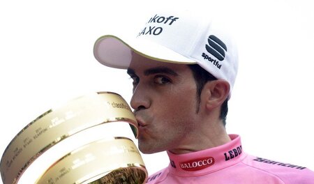 Dreimal den Pokal küssen heißt: Dreimal hat Alberto Contador den... Dreimal den Pokal küssen heißt: Dreimal hat Alberto Contador den...