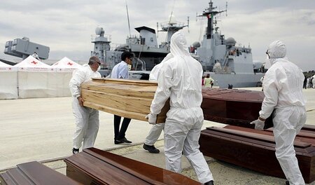 Opfer der Abschottung: Die italienische Marine rettete am Sonnta... Opfer der Abschottung: Die italienische Marine rettete am Sonnta...