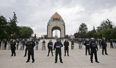 Polizisten bewachten am Montag das Revolutionsmonument in Mexiko... Polizisten bewachten am Montag das Revolutionsmonument in Mexiko...
