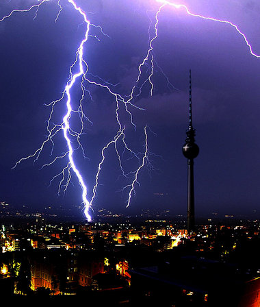 Typisches Rote-Laternen-Gewitter zu Berlin Typisches Rote-Laternen-Gewitter zu Berlin