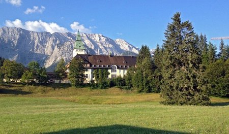 Hotelchef Dietmar Müller-Elmau hofft auf gutes Wetter am Wochene...