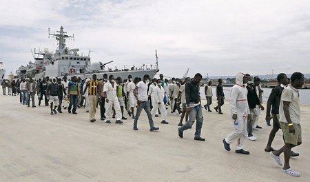 Von der italienischen Marine aus Seenot gerettet: Flüchtlinge im...