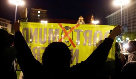 Widerstand gegen Neonazis vor dem Dortmunder Rathaus: Demonstran... Widerstand gegen Neonazis vor dem Dortmunder Rathaus: Demonstran...