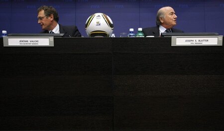 Nur in Umfragen verdächtig: der FIFA-Generalsekretär (l.) und se... Nur in Umfragen verdächtig: der FIFA-Generalsekretär (l.) und se...