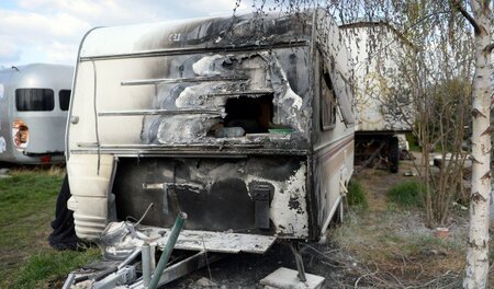 Anschlag mit Brandsätzen: Ausgebranntes Wohnmobil auf dem Geländ...