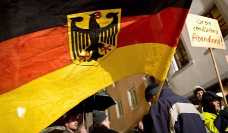 Bundesadler, Kreuz, rechte Sprüche: Pegida-Anhänger demonstriere...