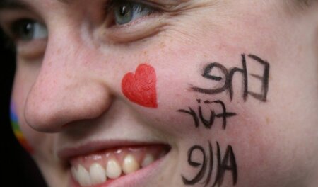 »Ehe für alle«: Demonstratin während einer Kundgebung des Lesben...