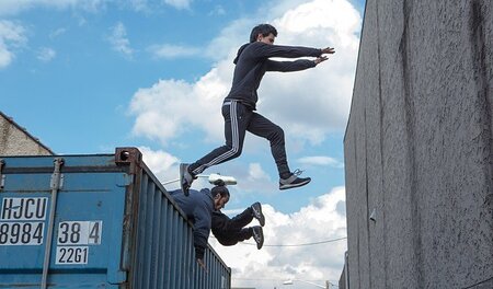 Crew eines hippen Logistig-Start-Ups beim Training