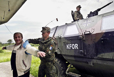 Bundeswehr-Checkpoint am 7. Mai 2007 in Spenadi/Kosovo: Deutschl... Bundeswehr-Checkpoint am 7. Mai 2007 in Spenadi/Kosovo: Deutschl...