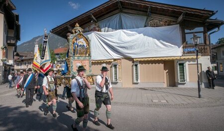 Fronleichnamsdemo vor verrammelten Geschäften in Garmisch-Parten...