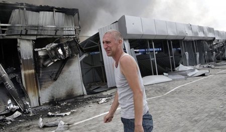 Ein bei den Gefechten am Mittwoch zerstörter Markt am Stadtrand ...